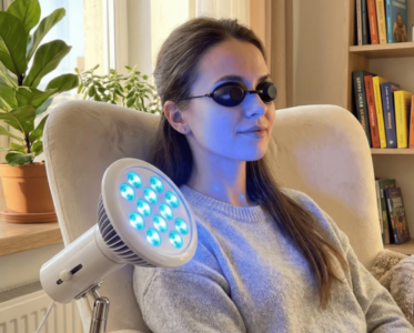 Blue Light Therapy: як синє світло впливає на лікування акне